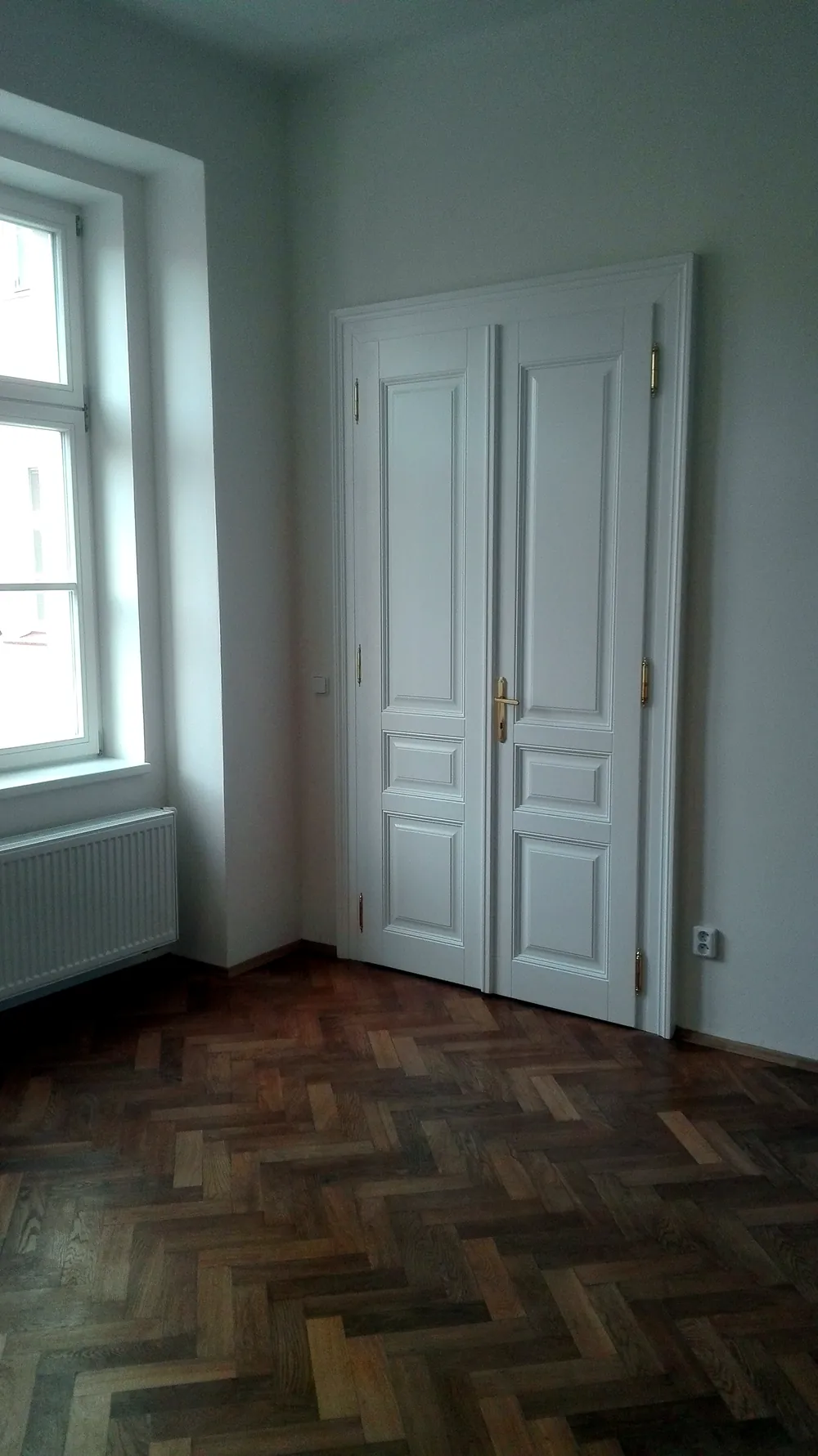 Bílé dvoukřídlé dveře, replika původních dveří v bytě v Karlíně