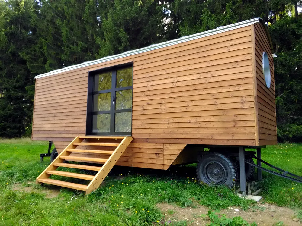 Dřevěná maringotka s modřínovým opláštěním a schůdky